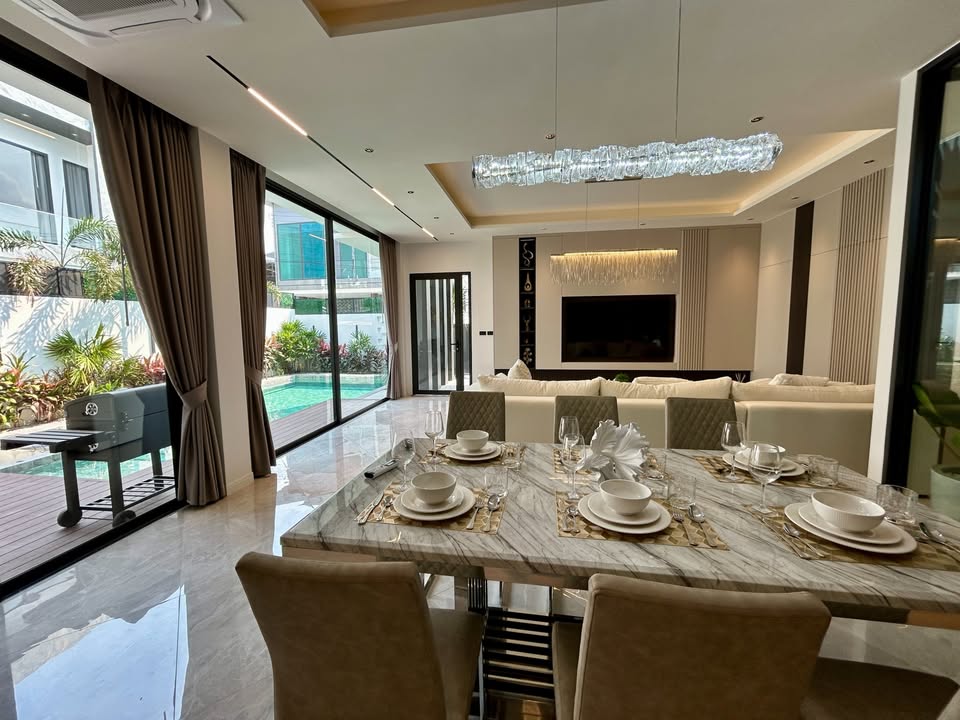 Luxury, newly built, modern-style pool villa for sale near Jomtien Beach