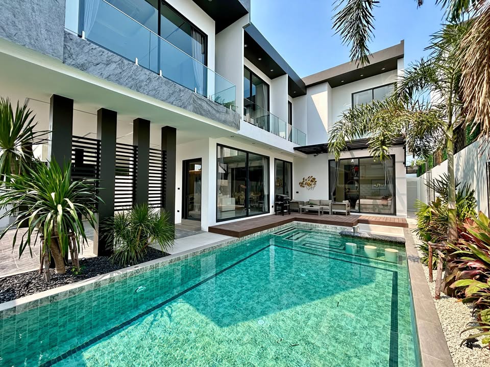 Luxury, newly built, modern-style pool villa for sale near Jomtien Beach