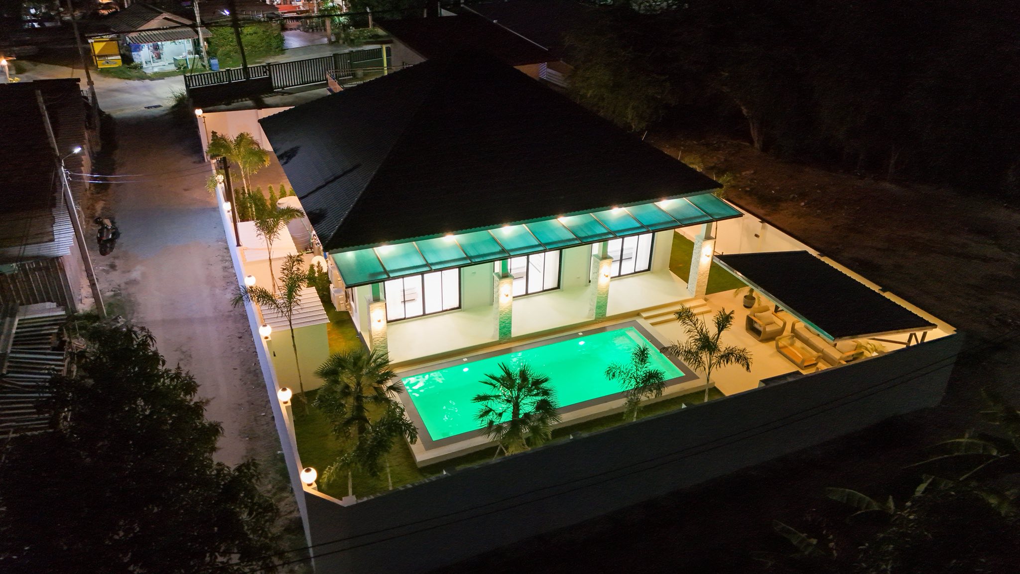 Luxury pool villa Brand new, great location