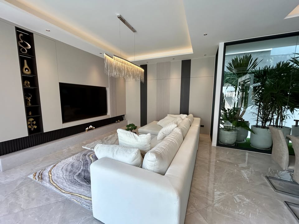 Luxury, newly built, modern-style pool villa for sale near Jomtien Beach