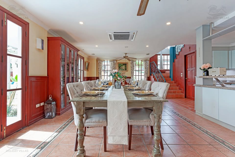  HUGE 6bdr Guests House for renovations