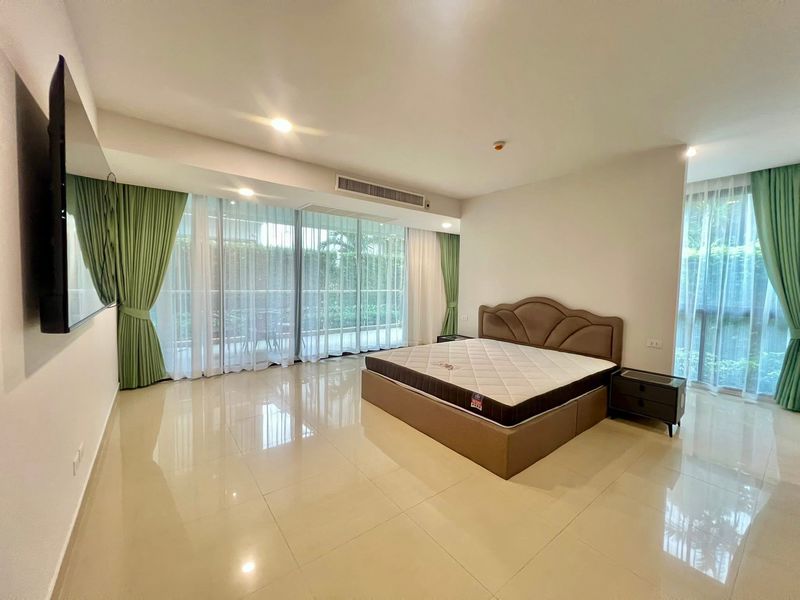 A biggest room in Gardenia for sale  4bdr 5bath