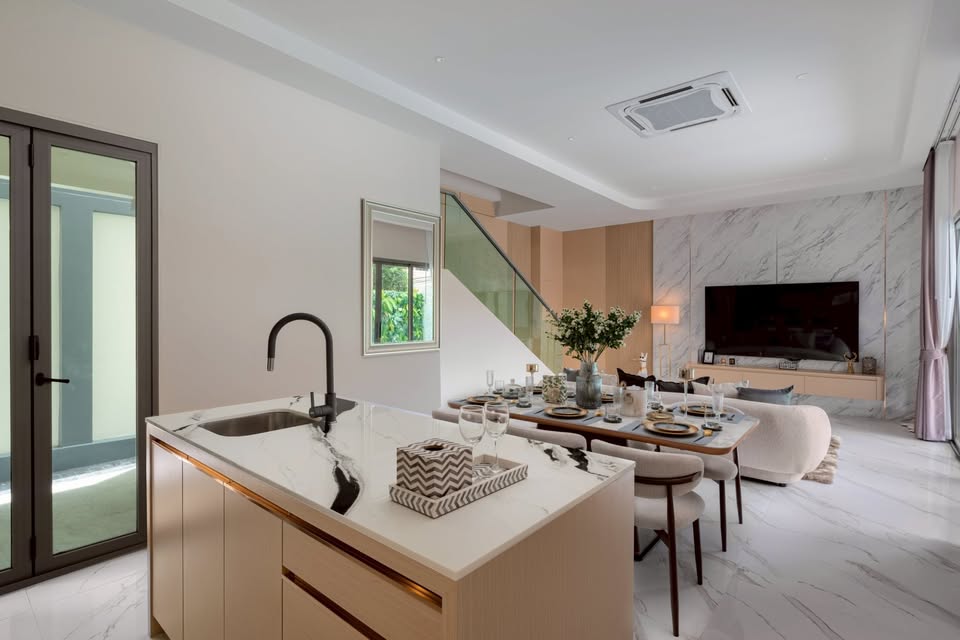 4bdr Pool Villa in the Heart of the City