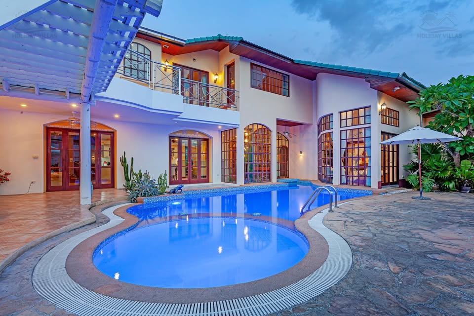  HUGE 6bdr Guests House for renovations