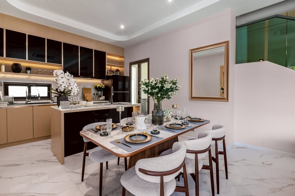 4bdr Pool Villa in the Heart of the City