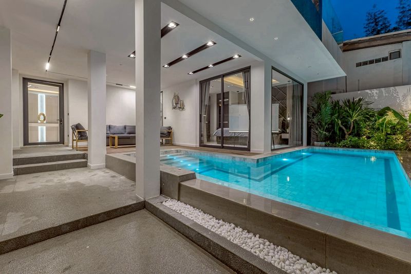 Modern Luxury Pool Villa