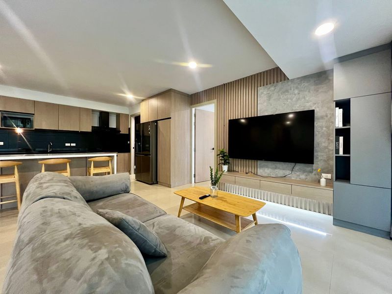 A biggest room in Gardenia for sale  4bdr 5bath