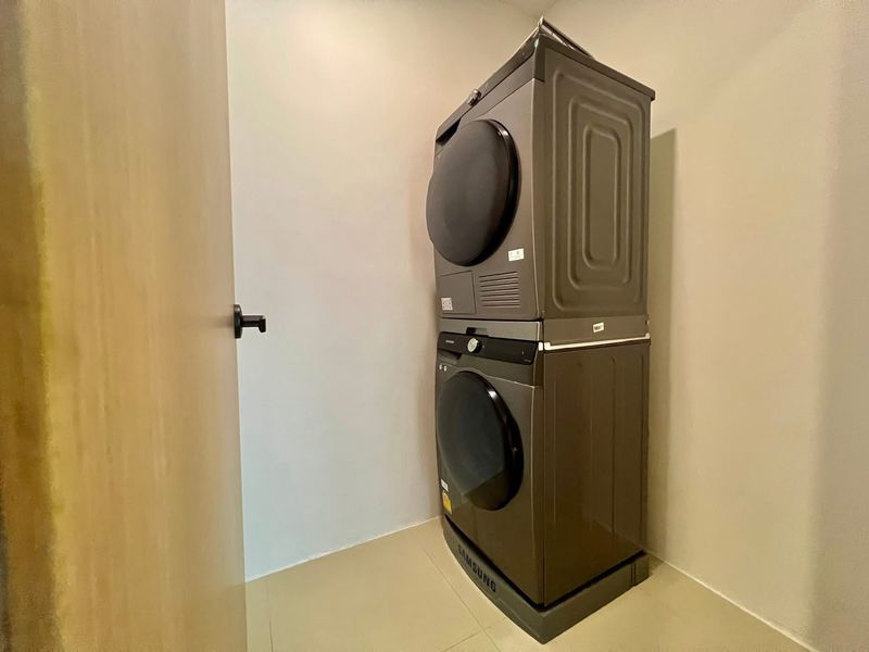 A biggest room in Gardenia for sale  4bdr 5bath