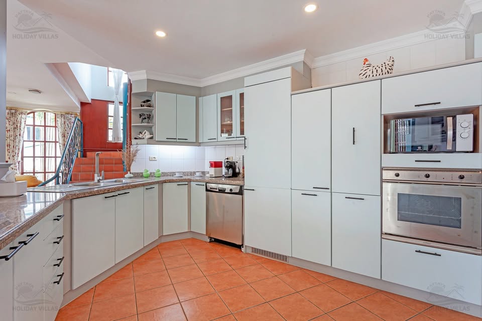  HUGE 6bdr Guests House for renovations