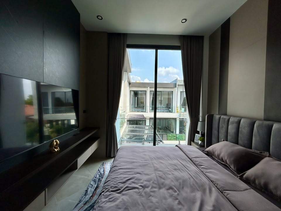 Luxury, newly built, modern-style pool villa for sale near Jomtien Beach