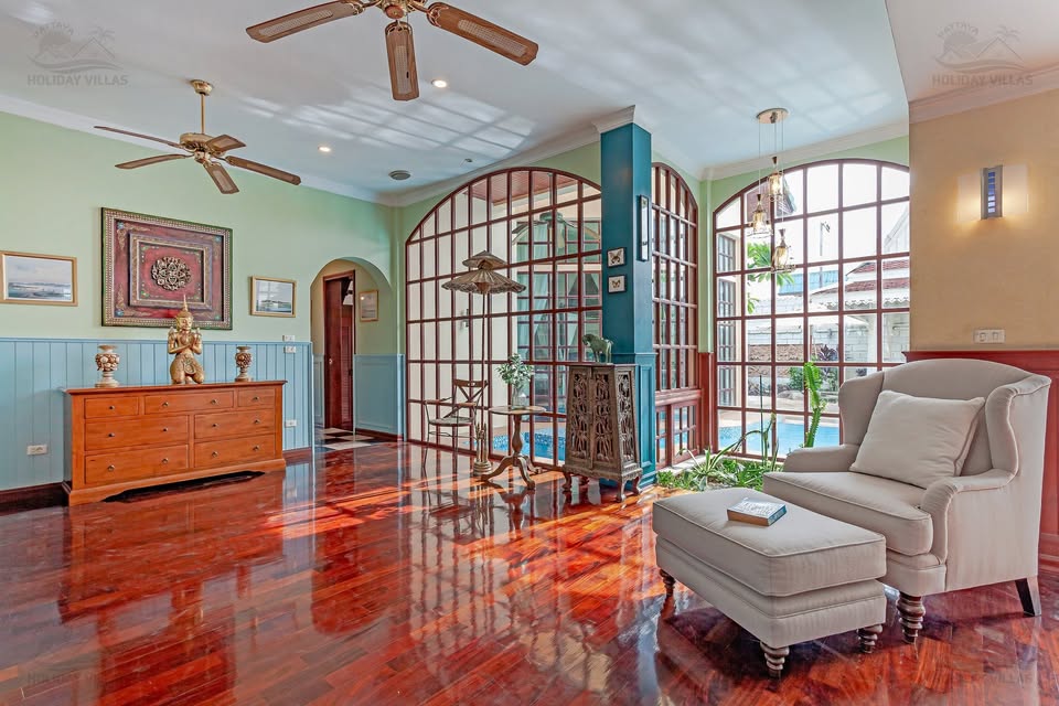  HUGE 6bdr Guests House for renovations