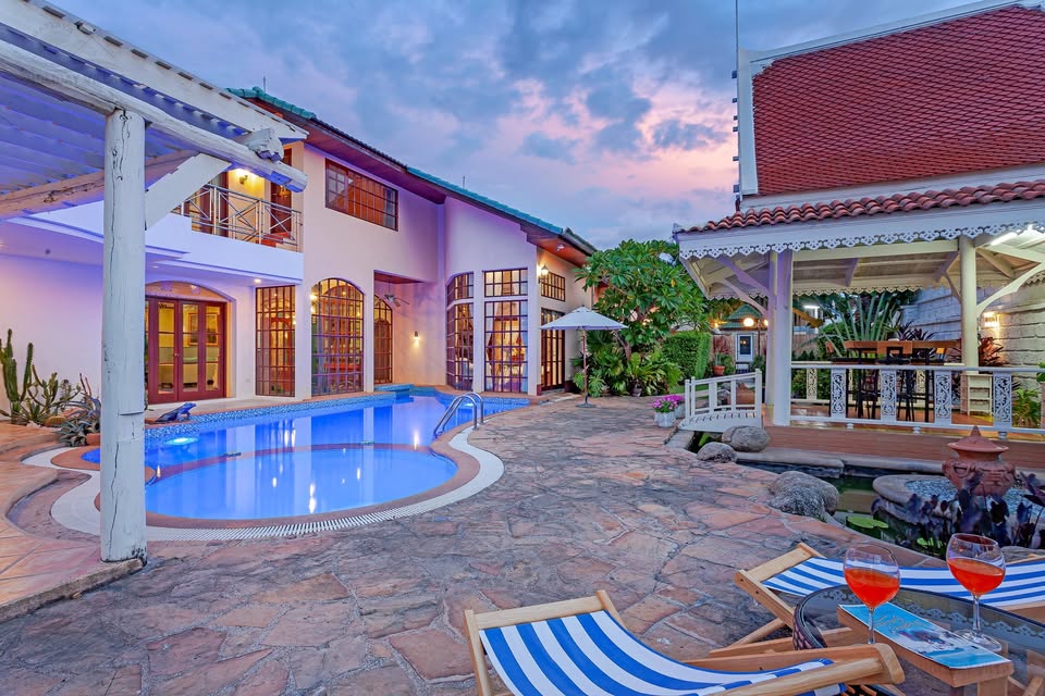  HUGE 6bdr Guests House for renovations