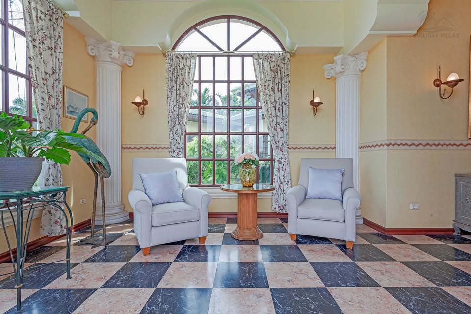  HUGE 6bdr Guests House for renovations