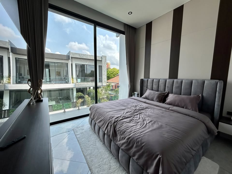 Luxury, newly built, modern-style pool villa for sale near Jomtien Beach