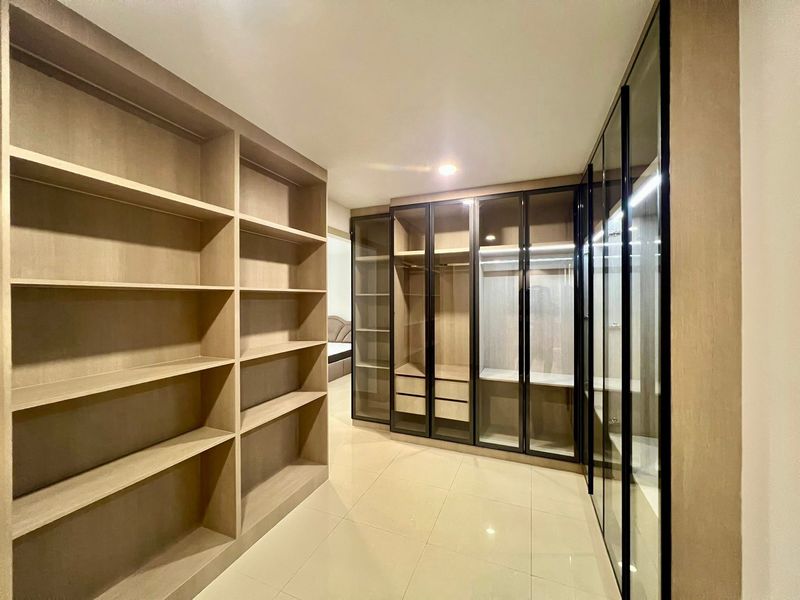 A biggest room in Gardenia for sale  4bdr 5bath