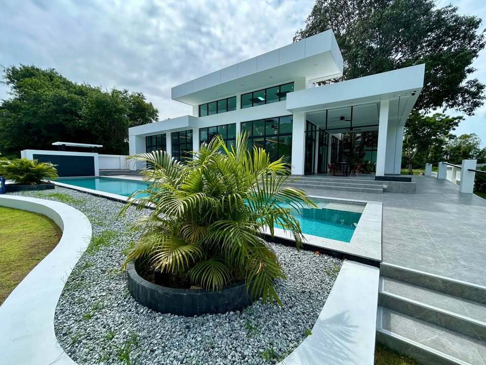 Brand New Ultra-Luxury Home on Phoenix Gold Golf Course