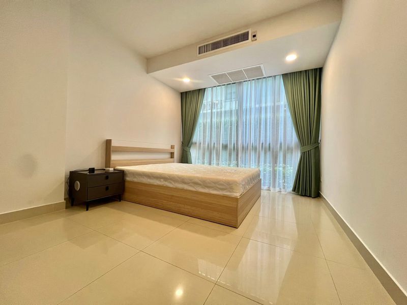 A biggest room in Gardenia for sale  4bdr 5bath