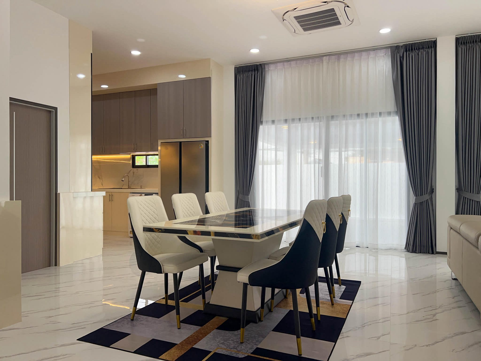 Luxury pool villa Brand new, great location